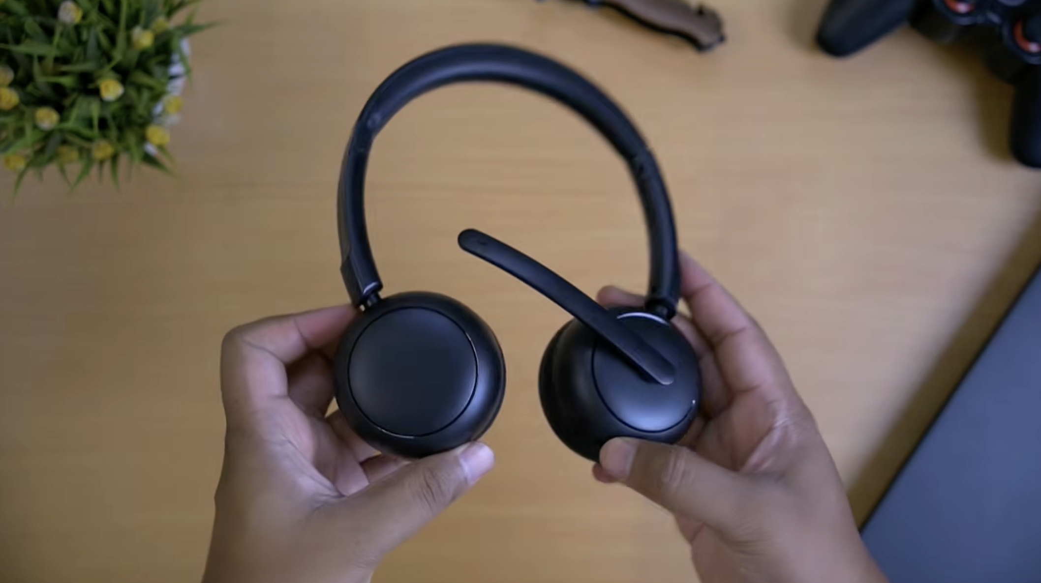 Portronics Muffs A3 headphone — full view showing boom mic on left side
