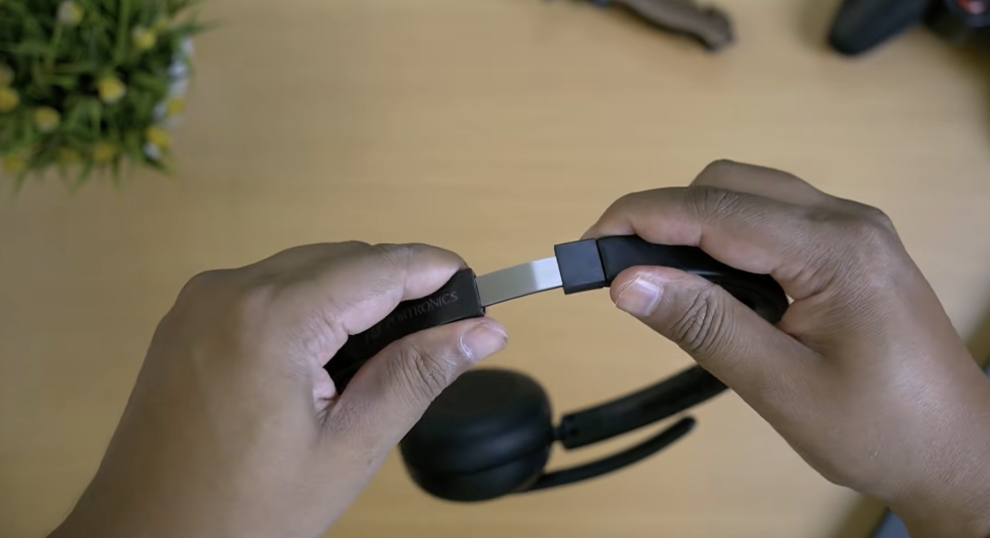 Portronics Muffs A3 headband — adjustable slider with Portronics branding visible